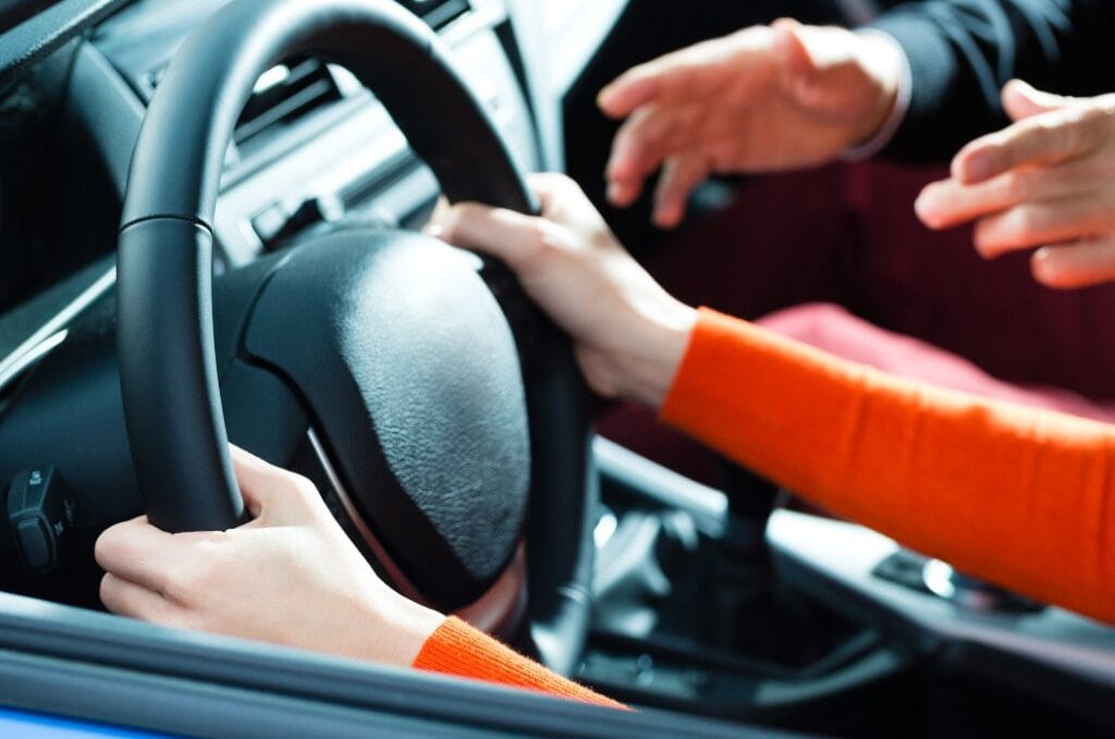 Junge Frau beim Fahrunterricht